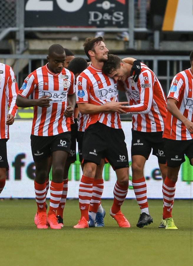 轻球员在球 轻球员在球